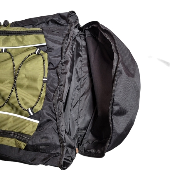 *New* Green and black DSG Blazer Backpack w USB cable ability - Picture 5 of 6